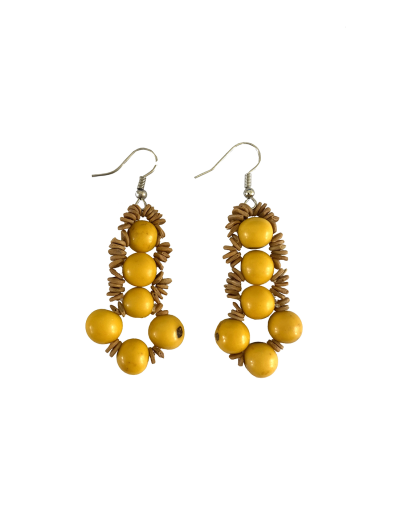 Brinco artesanal feito com mix das sementes de morototó e açaí, confeccionado por artesãos da etnia Tikuna.